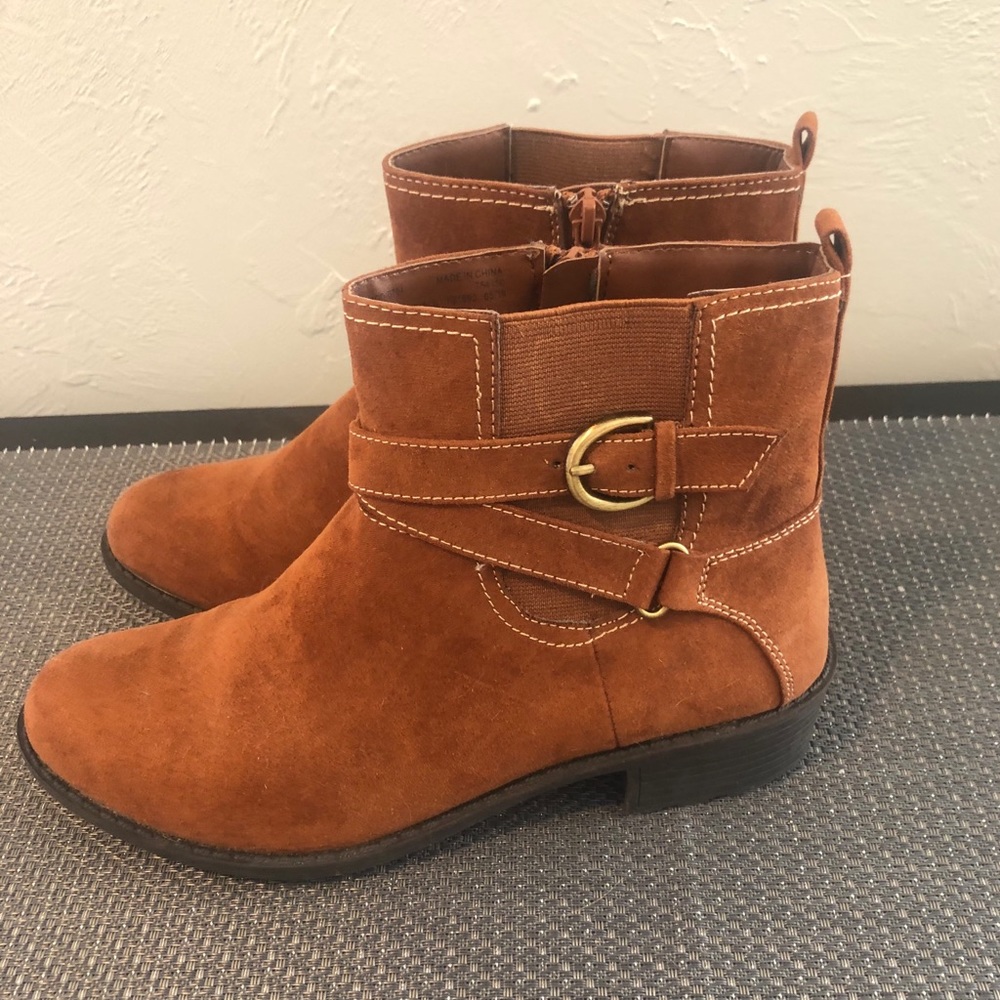 Size 9 like new memory foam ankle boots